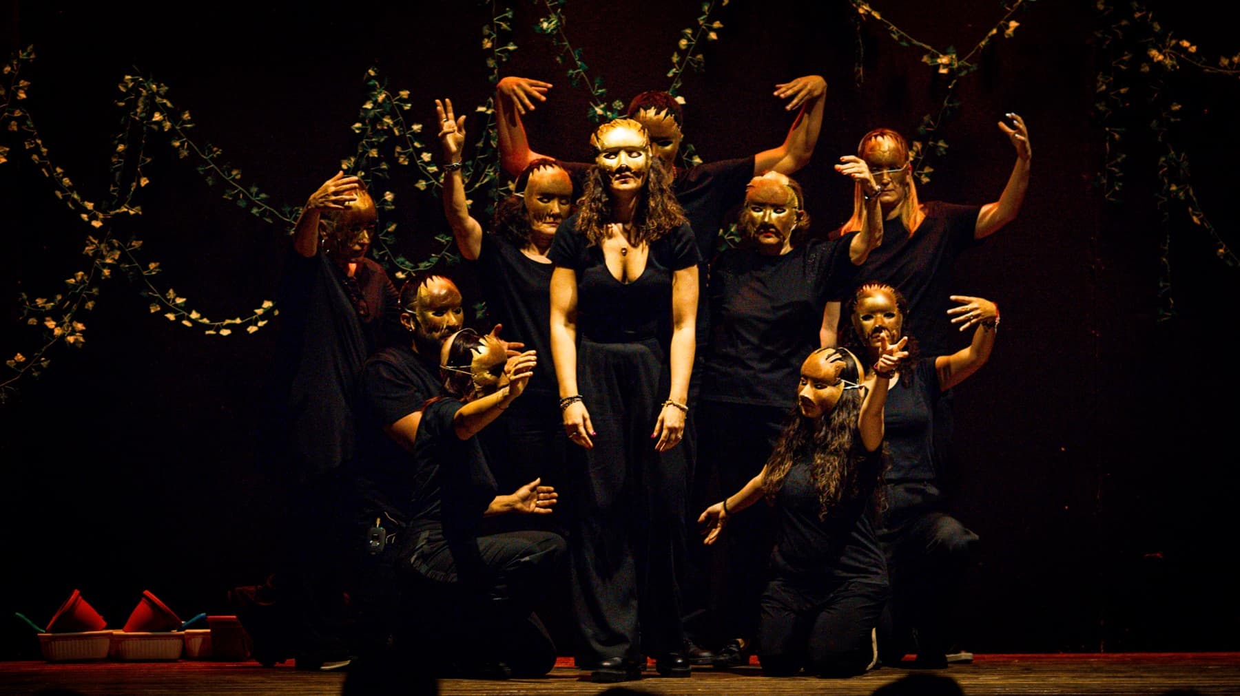 Compagnia Proteatro in scena con maschere